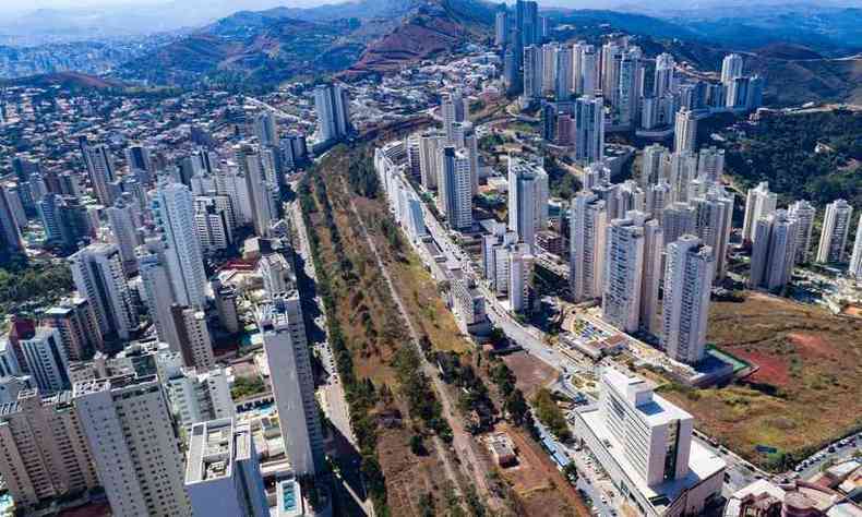 Populao quer que rea da linha frrea, cercada por mata, se transforme em um parque linear. Prefeitura de Nova Lima e empreendedores defendem a criao de uma avenida para desafogar o trnsito aproveitando o traado dos trilhos(foto: Associao dos Amigos do Belvedere/Divulgao)