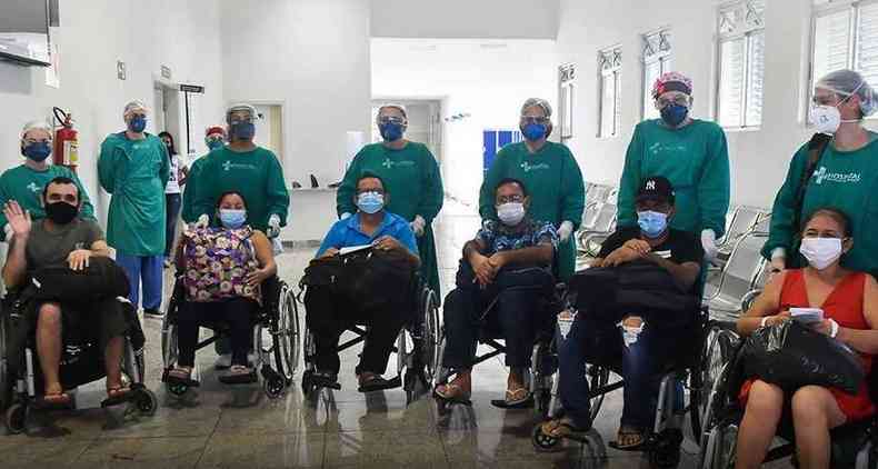 Os primeiros seis pacientes de Manaus que receberam alta mdica(foto: Andr Santos/Prefeitura de Uberaba)