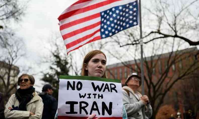 Ativista segura cartaz em que se lê ''Sem guerra com o Irã'', em frente à Casa Branca(foto: Andrew Caballero-Reynolds/AFP)