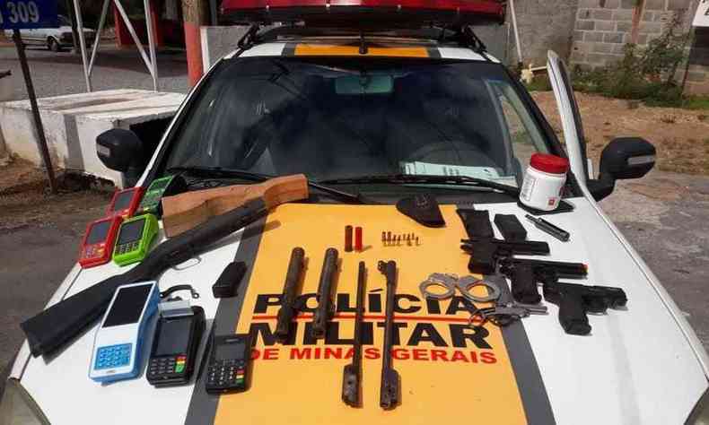 Armas e munies foram apreendidas durante a operao(foto: Divulgao/Polcia Militar de Minas Gerais)