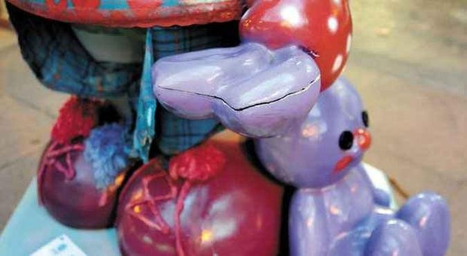 Nem o coelho Sans�o, que a personagem usa como arma para descarregar a raiva em Cebolinha, resistiu aos ataques: a orelha est� trincada(foto: Gladyston Rodrigues/EM/D.A Press)