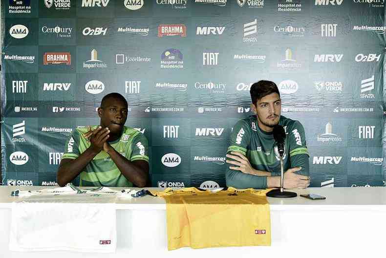 O Amrica apresentou ontem o volante Luiz Fernando e o goleiro Thiago. E hoje aguarda a chegada de Michel Bastos(foto: Mouro Panda/Amrica)