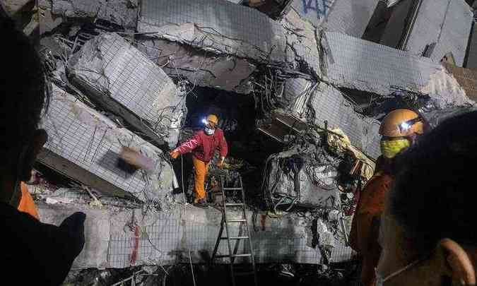 Equipes de resgate trabalham em prdio que desabou na cidade de Tainan(foto: AFP PHOTO/ANTHONY WALLACE )