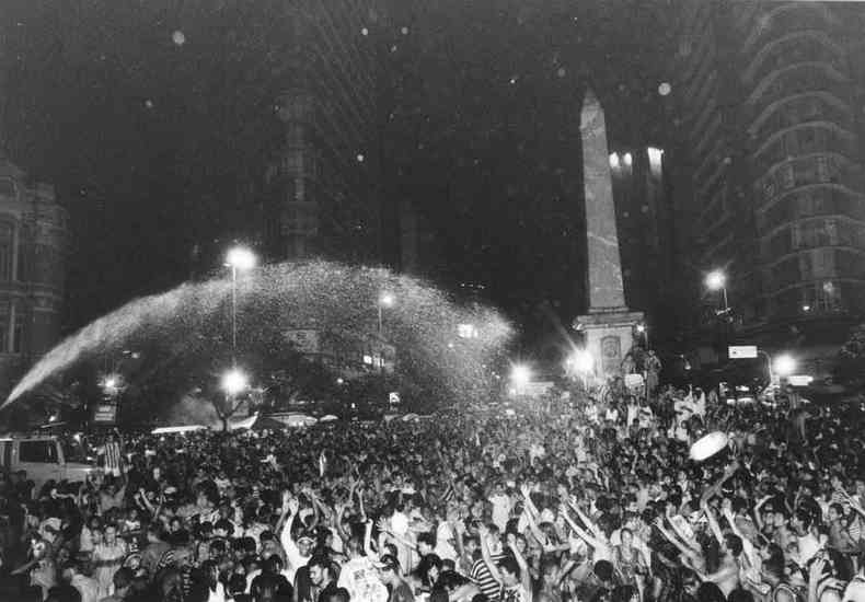 No Pirulito da Praça Sete, foliões ganham banho de mangueira no carnaval de 1997 