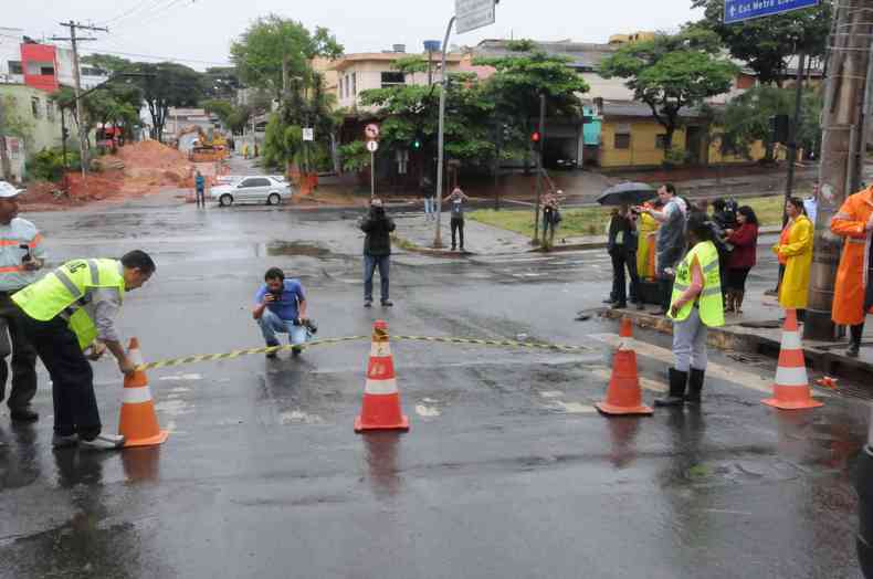 Vrias pessoas colocam cones em uma rua