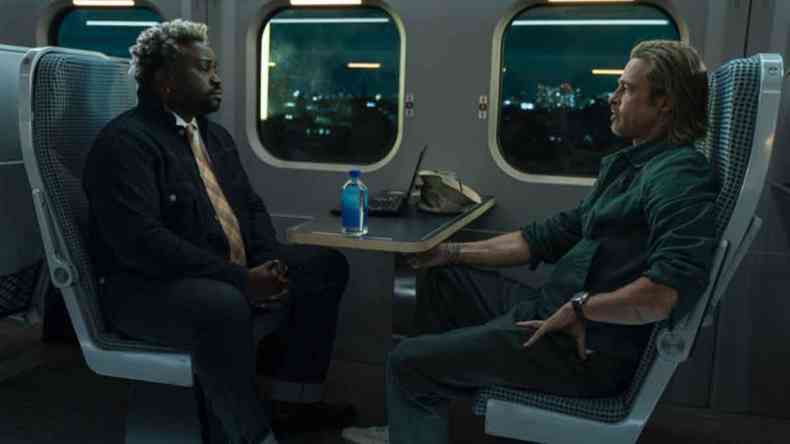 Brad Pitt sentado em vagão de trem em cena de Trem bala