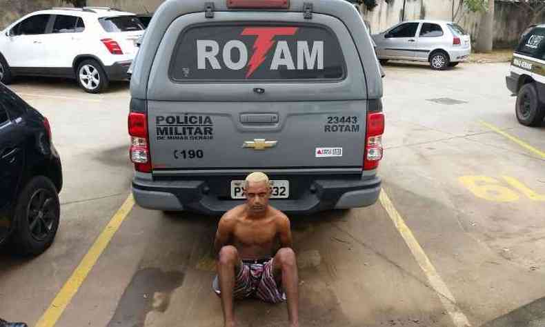 O homem foi preso depois de correr de viaturas da Rotam(foto: Polcia Militar (PM) / Divulgao)