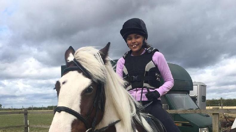 Giorgia sorrindo em cima de cavalo