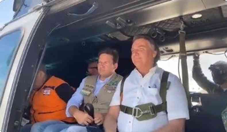 Presidente Jair Bolsonaro dentro de um helicptero