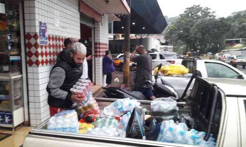 Comerciante de Raposos retirando as mercadorias porque a gua do rio est aumentando(foto: Jair Amaral/ EM.D.A.Press)