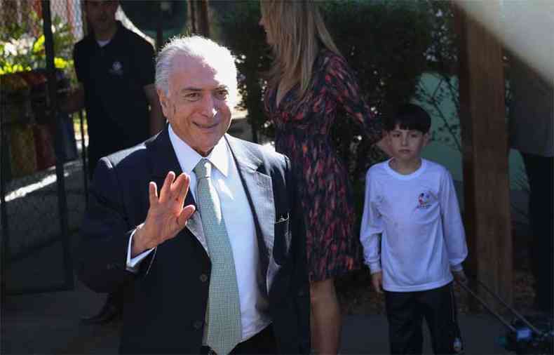 O presidente Interino e a mulher, Marcela, foram buscar, nesta tera-feira, o filho Michelzinho na escola (foto: Jos Cruz/Agncia Brasil)