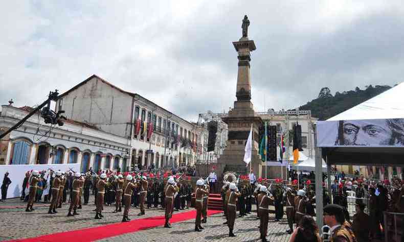 21 de abril é comemorado tradicionalmente na Praça Tiradentes, em Ouro Preto(foto: 21/04/2017 - Alexandre Guzanshe/EM/D.A Press )
