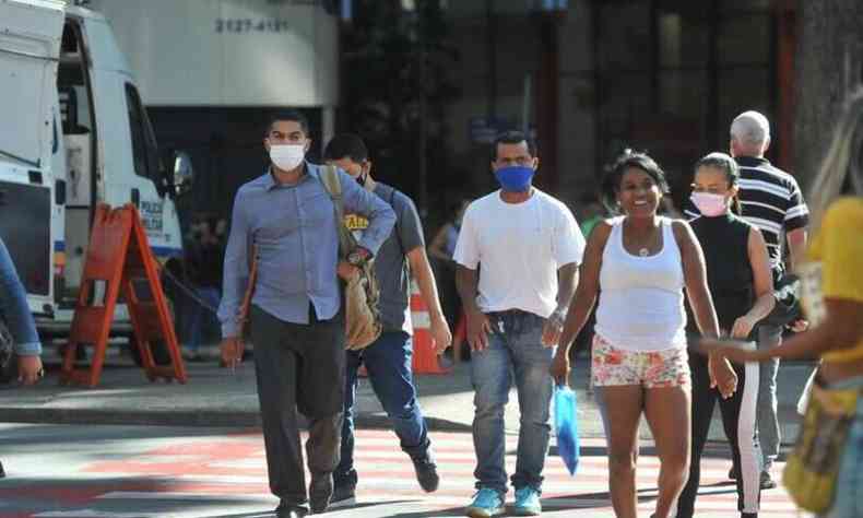 Pessoas andando pela Praa 7, em Belo Horizonte, algumas com mscara de proteo facial e outras sem. 