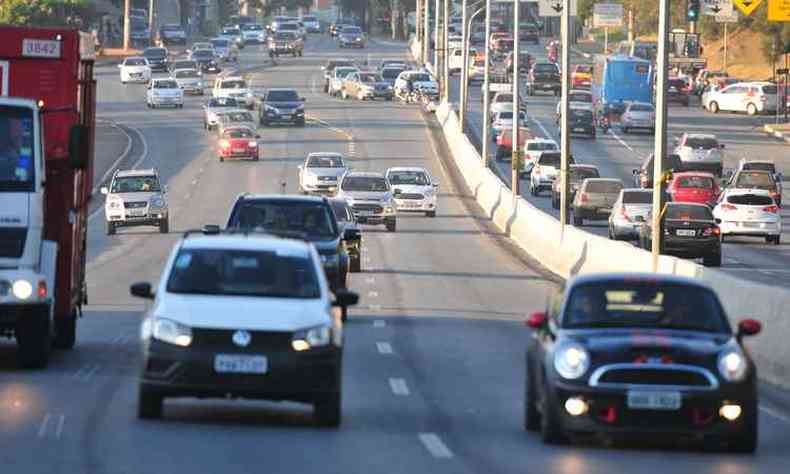 Em cinco minutos que reportagem esteve na BR-356, 82 veculos foram vistos saindo da Avenida Nossa Senhora do Carmo e entrando na rodovia (foto: Alexandre Guzanshe/EM/D.A PRESS)