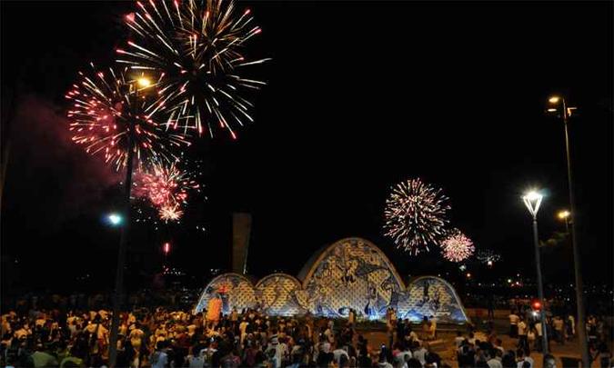 Na entrada de 2017, o evento atraiu cerca de 150 mil pessoas à orla da Pampulha para brindar a chegada do ano e a expectativa é de uma festa ainda mais bonita(foto: Marcos Vieira/EM/DA Press - 1/1/17) Na entrada de 2017, o evento atraiu cerca de 150 mil pessoas à orla da Pampulha para brindar a chegada do ano e a expectativa é de uma festa ainda mais bonita(foto: Marcos Vieira/EM/DA Press - 1/1/17)