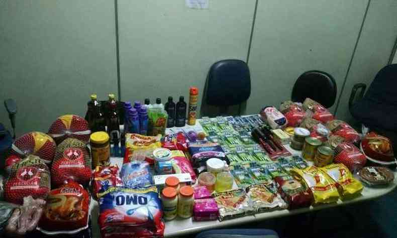 Entre os produtos furtados no supermercado, a PM apreendeu nove perus de Natal(foto: Divulgao/PMMG/Sargento Antnio Filho)