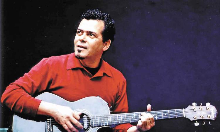 Srgio Moreira toca violo