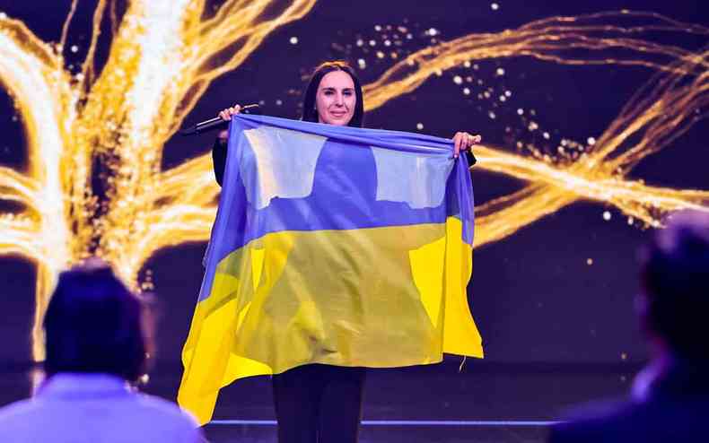 Cantora ucraniana Jamala exibe a bandeira de seu pas durante o concurso Eurovision, em Berlim, na Alemanha