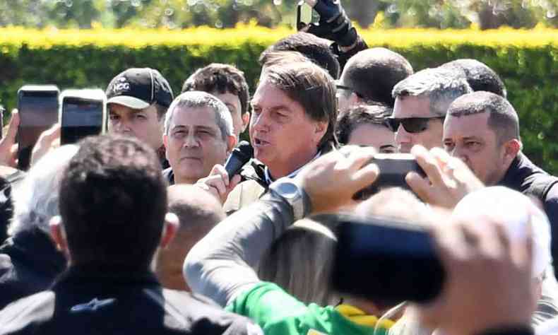 Bolsonaro foi cumprimentado pela deputada federal Bia Kicis (PSL-DF)(foto: AFP / EVARISTO SA)