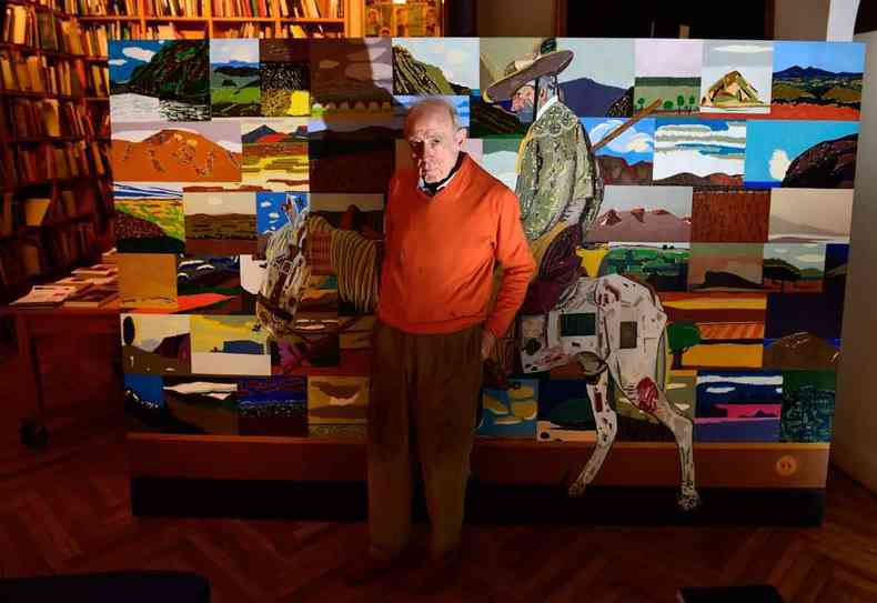 Pintor espanhol Eduardo Arroyo em meio a quadros em seu ateli, em Madri 