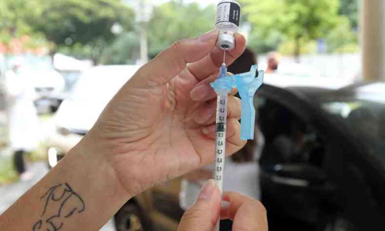 Enfermeira prepara aplicao de vacina contra COVID-19