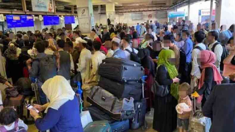 Cenas de caos no aeroporto de Cabul(foto: BBC)