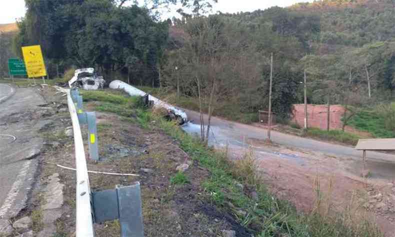 Cheiro de gs obrigou o Corpo de Bombeiros a bloquear o trecho da estrada e a evacuar residncias nas imediaes(foto: Polcia Rodoviria/Divulgao)