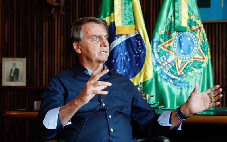 Bolsonaro gesticula com as mãos