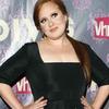 Adele e os riscos das cintas modeladoras: infecção de pele e dor muscular
