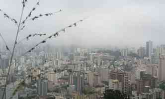 Belo Horizonte tem alguns pontos de neblina nesta segunda-feira(foto: Jair Amaral/EM/DA Press)