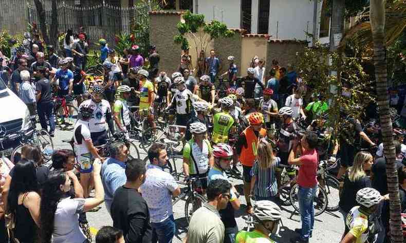 Dezenas de ciclistas foram at o velrio para o ltimo adeus ao colega (foto: Edesio Ferreira/EM/D.A.Press)