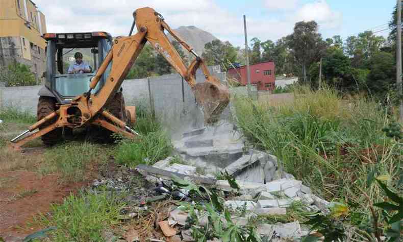 Mquinas derrubaram tambm muros bem estruturados, erguidos irregularmente por empresrios(foto: Paulo Filgueiras/EM/D.A/Press)