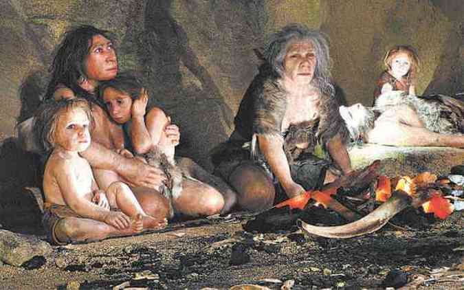Famlia neandertal retratada em museu na Crocia: estudos mostram que eles tambm eram capazes de inovar na tecnologia(foto: NIKOLAA SOLIC/DIVULGAO)