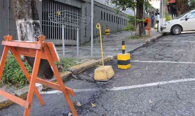 Rua tom de souza - Terreno minado na guerra por vagas: barreiras de todo tipo ocupam lugar no asfalto e at no passeio(foto: Fotos: Paulo Filgueiras/EM/D.A PRESS)