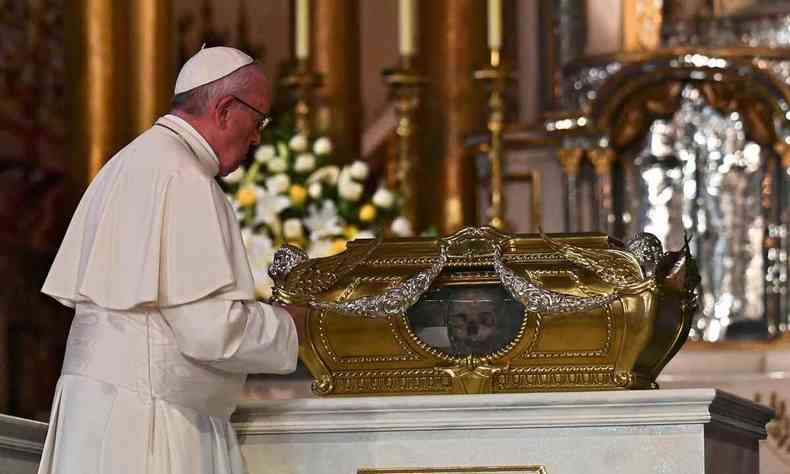 Papa Francisco com suas vestes claras em altar de uma igreja