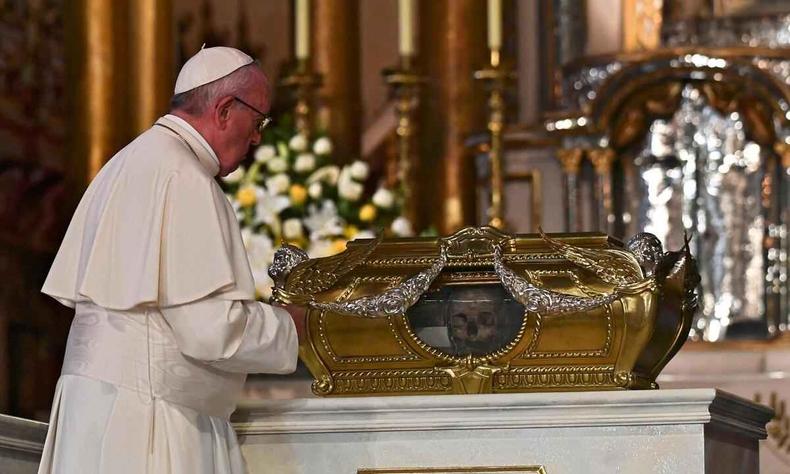 Francisco durante visita à Catedral de Lima, no Peru: papa tem dificuldade para andar devido a um problema inoperável no joelho (foto: VINCENZO PINTO/AFP) Papa Francisco com suas vestes claras em altar de uma igreja