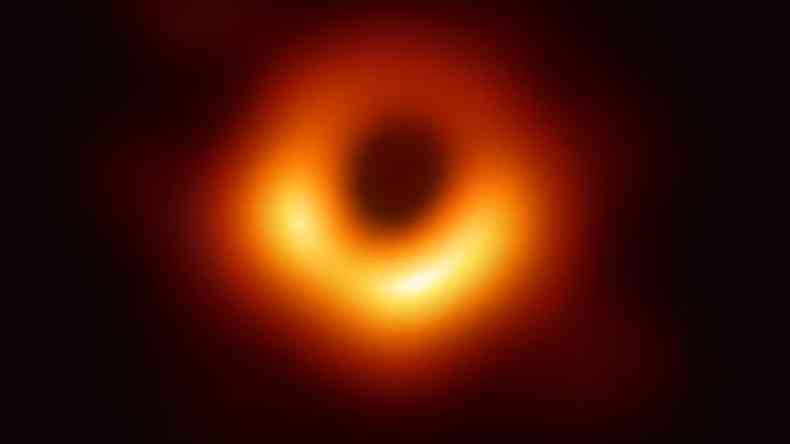 Esta foi a primeira imagem da M87, que tambm foi a primeira imagem de um buraco negro