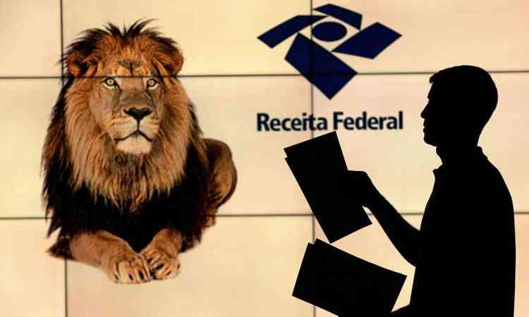 Painel com logo da Receita Federal e a imagem de um leo 