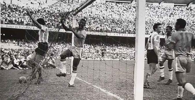 Primeiro gol de Pelé com a camisa da Seleção Brasileira, contra a Argentina, em 1957(foto: Arquivo EM 7/7/1957) Primeiro gol de Pelé com a camisa da Seleção Brasileira, contra a Argentina, em 1957(foto: Arquivo EM 7/7/1957)