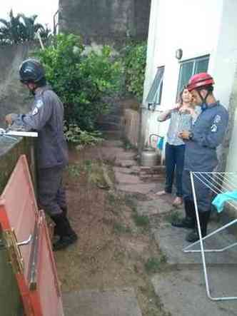Vizinhos ao imvel chamaram os bombeiros, que no tiveram como agir(foto: Whatsapp/Divulgao)