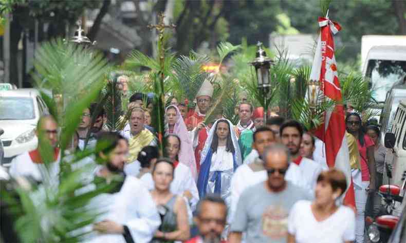 Fiis partiram das igrejas Boa Viagem e de Lourdes para o cortejo de ontem rumo  Igreja So Jos, no Centro de BH (foto: Tlio Santos/EM/DA Press)
