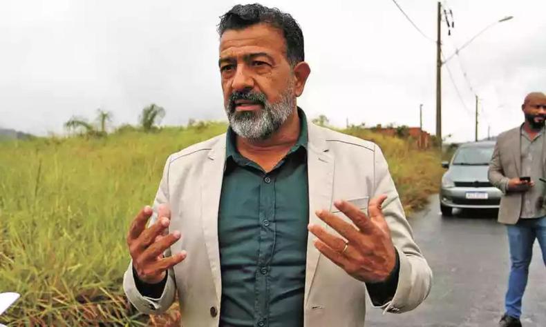 Pastor Srgio em p, de palet claro, em uma via