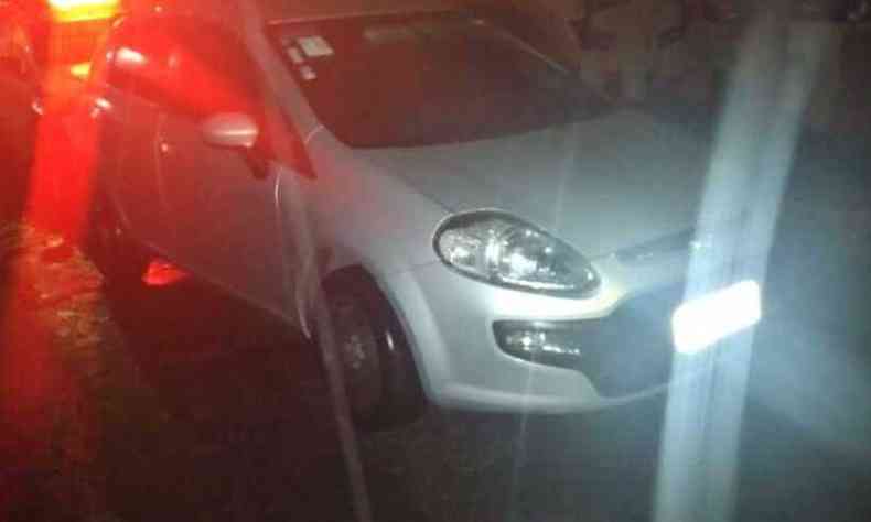 Para escapar dos bandidos, motorista se jogou do veculo(foto: PMMG/Divulgao)