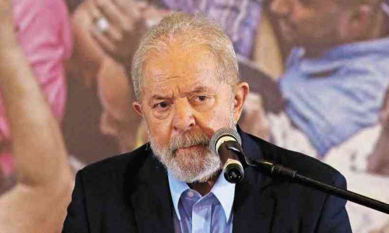 Lula no disse ainda se ser candidato no ano que vem, com o argumento de que ainda  cedo(foto: MIGHEL SCHINCARIOL/AFP - 10/3/21)