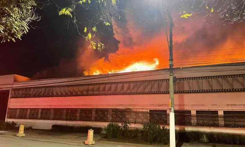 Cinemateca Brasileira em chamas na Vila Leopoldina, em So Paulo(foto: Reproduo/Twitter)