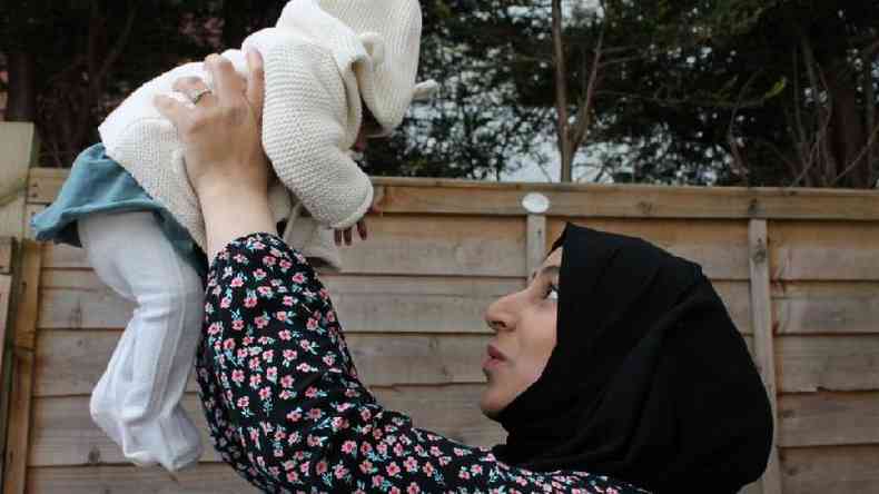 O beb que ela disse que talvez nunca conhecesse: Marriam reunida com a filha Khadija(foto: BBC)