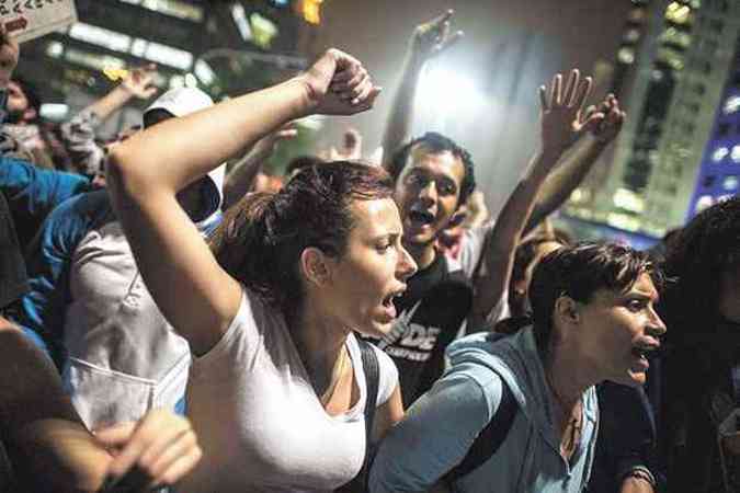 No sexto e maior protesto ocorrido em So Paulo, mais de 65 mil pessoas, a maioria jovens, saram s ruas para pedir, entre outras coisas, o cancelamento do reajuste de R$ 0,20 nas tarifas do transporte pblico (foto: Nelson Almeida/AFP)