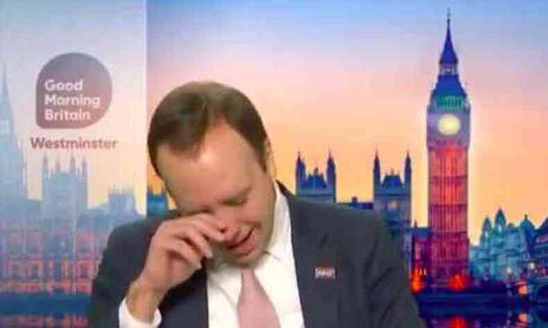 Matt Hancock, ministro da sade no Reino Unido, chora ao vivo na TV(foto: Reproduo)