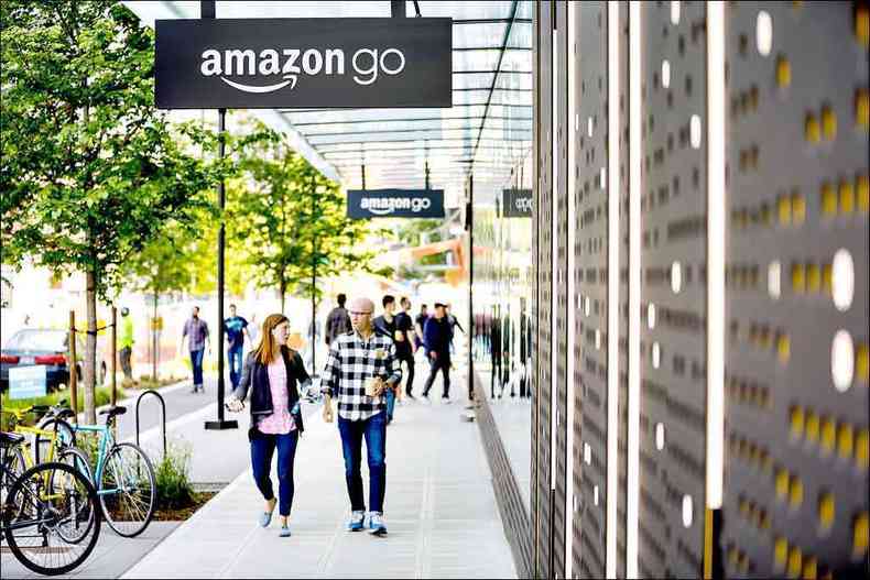 Com nove unidades distribuidas pelos Estados Unidos, loja da Amazon Go permite que cliente compre sem passar pelo caixa, apenas com o celular (foto: Jordan Stead/Amazon/Divulgao )