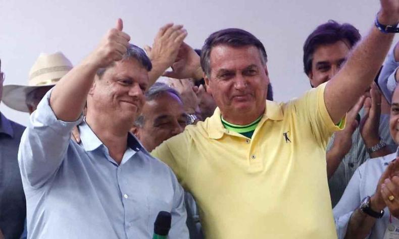 Tarcísio é avaliado como um nome forte para liderar a direita nas eleições presidenciais de 2026(foto: MIGUEL SCHINCARIOL/AFP) Jair Bolsonaro e Tarcísio